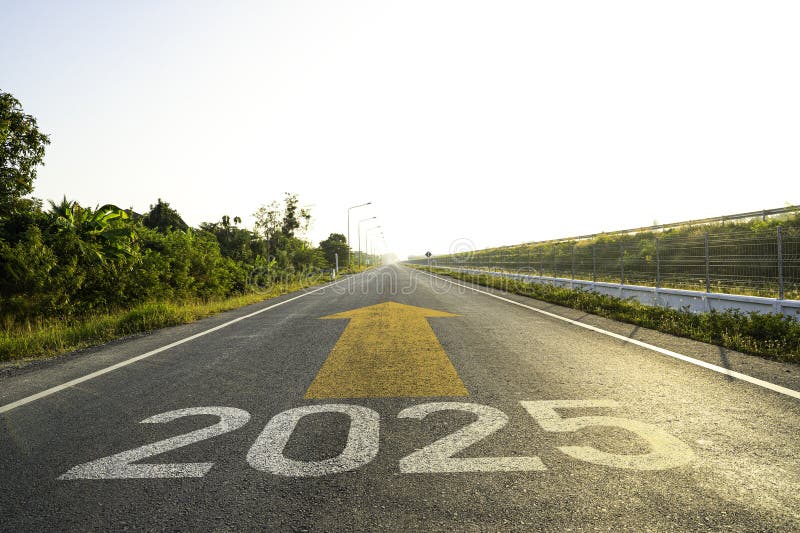 2025 год с прямой стрелкой вперед на асфальте для бизнес-планирования и постоянного совершенствования концепции нового года иллюстрация вектора