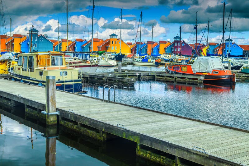 Голландская гавань с традиционными красочными домами на воде, Groningen, Нидерланд стоковые фотографии rf Голландская гавань с традиционными красочными домами на воде, Groningen, Нидерланд стоковые фотографии rf