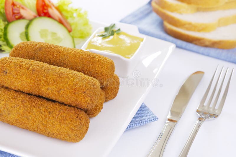 Голландские мясные крокеты 'крокет' и хлеб на тарелке стоковая фотография Голландские мясные крокеты 'крокет' и хлеб на тарелке стоковая фотография