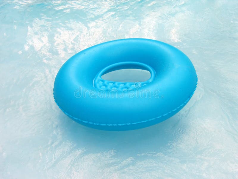 голубой lifebuoy бассеин стоковое изображение rf голубой lifebuoy бассеин стоковое изображение rf