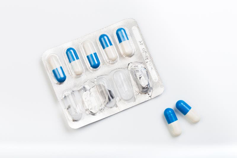 Голубой и белизна capsules пилюлька в пакете волдыря глобальная концепция здравоохранения Устойчивость к лекарственному средству стоковое фото rf Голубой и белизна capsules пилюлька в пакете волдыря глобальная концепция здравоохранения Устойчивость к лекарственному средству стоковое фото rf