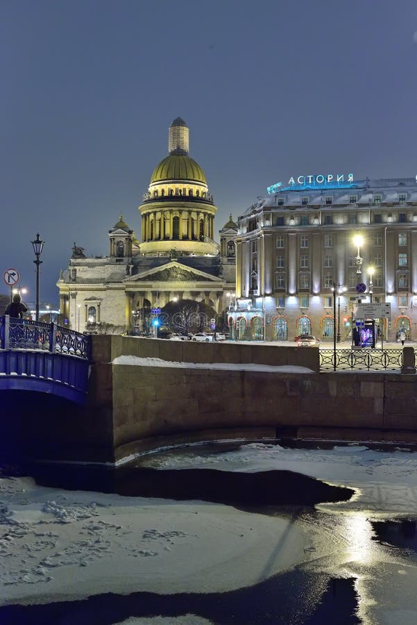 Голубой мост на реке Moika, соборе St Исаак и ho стоковое фото Голубой мост на реке Moika, соборе St Исаак и ho стоковое фото