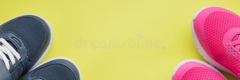 голубые детские спортивные туфли на желтом фоне. концепция использования текстильной обуви детьми физическая активность стоковая фотография