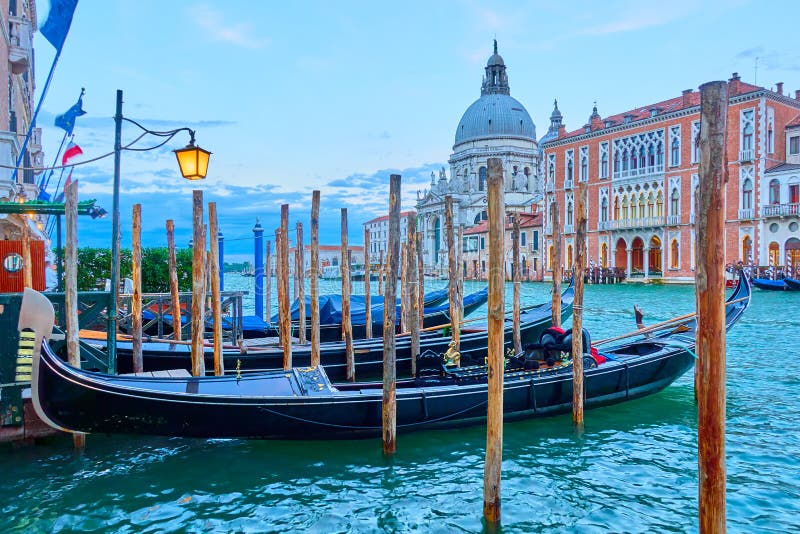 Гондолы на большом канале в Венеции