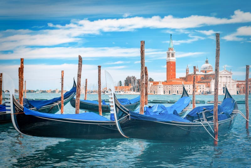 Гондолы на грандиозном канале в Венеции, Италии