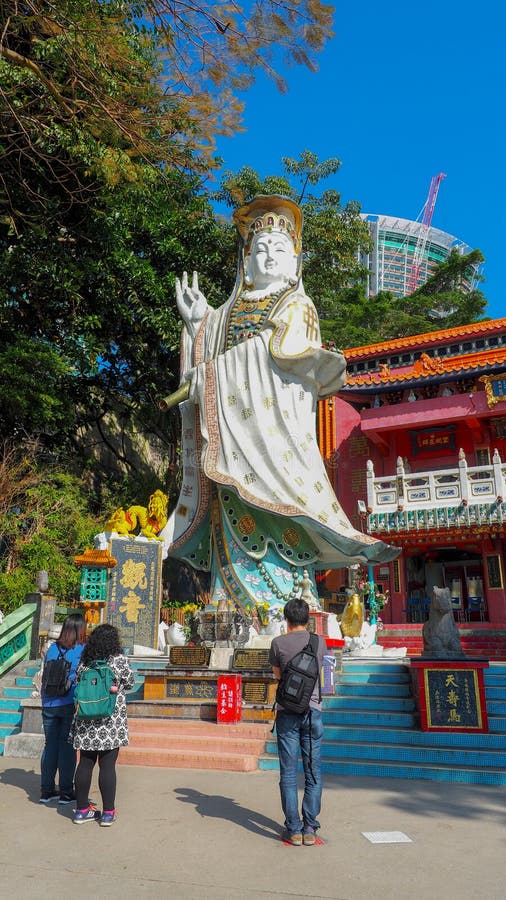 Гонконг, Китай - 10-ое декабря 2016: Большая статуя Quan Yin на святыне Taoist Kwum Ям на юго-восточном конце залива отбития стоковое изображение Гонконг, Китай - 10-ое декабря 2016: Большая статуя Quan Yin на святыне Taoist Kwum Ям на юго-восточном конце залива отбития стоковое изображение