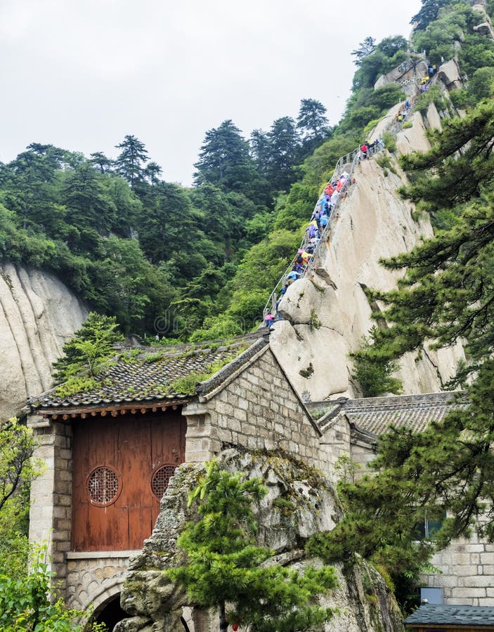 Гора Huashan: взгляд лестниц отстает к северному пику - Xian, провинции Shaaxi, Китаю стоковые изображения Гора Huashan: взгляд лестниц отстает к северному пику - Xian, провинции Shaaxi, Китаю стоковые изображения