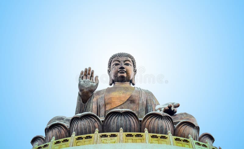 Гора statueat Tian Tan Будды высокая около монастыря Po Lin, острова Lantau, Гонконга стоковое фото rf Гора statueat Tian Tan Будды высокая около монастыря Po Lin, острова Lantau, Гонконга стоковое фото rf