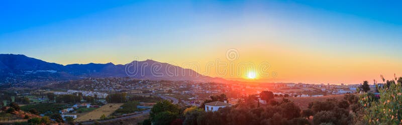 Гора и заход солнца на Mijas, Испании Горы дальше стоковая фотография Гора и заход солнца на Mijas, Испании Горы дальше стоковая фотография
