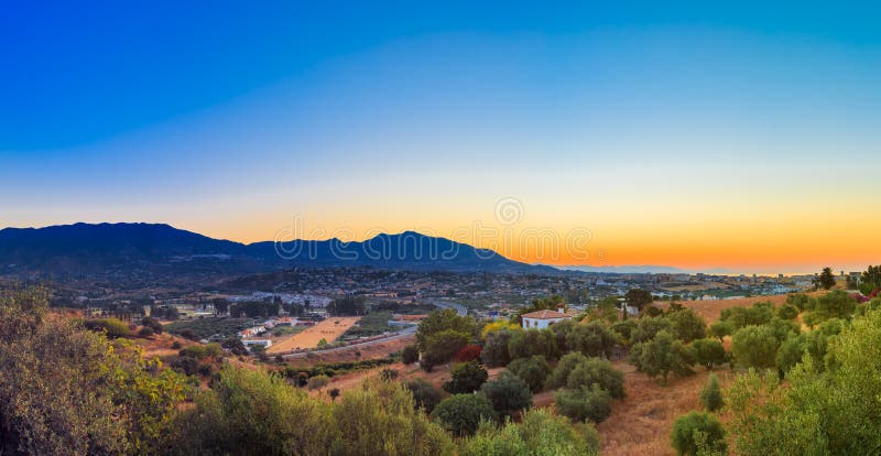 Гора и заход солнца на Mijas, Испании Темный силуэт гор стоковые фото Гора и заход солнца на Mijas, Испании Темный силуэт гор стоковые фото
