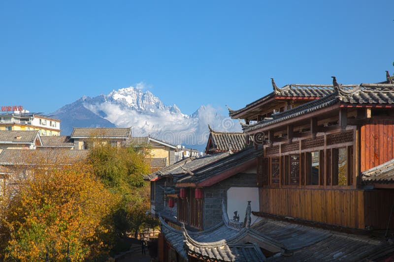 Гора снега дракона нефрита от Lijiang, Юньнань, хиа стоковое фото Гора снега дракона нефрита от Lijiang, Юньнань, хиа стоковое фото