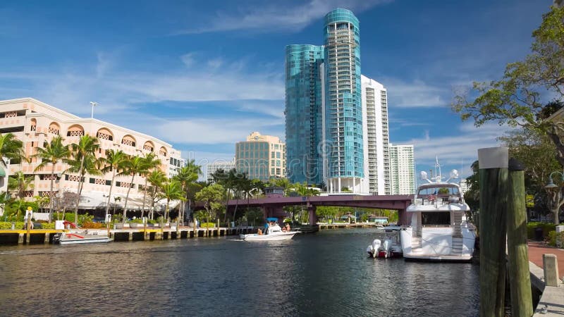 Горизонт Fort Lauderdale вдоль нового реки