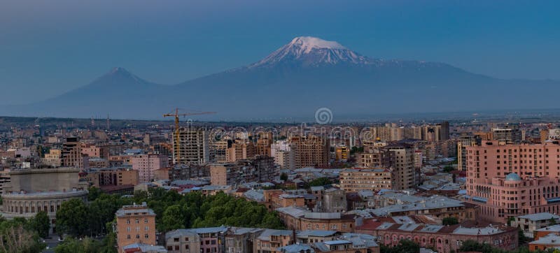 Горизонт города Еревана на восходе солнца, с Mt Араратом в предпосылке стоковые изображения Горизонт города Еревана на восходе солнца, с Mt Араратом в предпосылке стоковые изображения