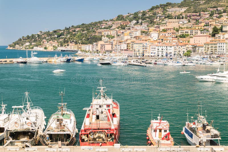 Горизонт деревни Порту Santo Stefano, итальянское назначение перемещения Monte Argentario, Тоскана, Италия стоковое изображение Горизонт деревни Порту Santo Stefano, итальянское назначение перемещения Monte Argentario, Тоскана, Италия стоковое изображение