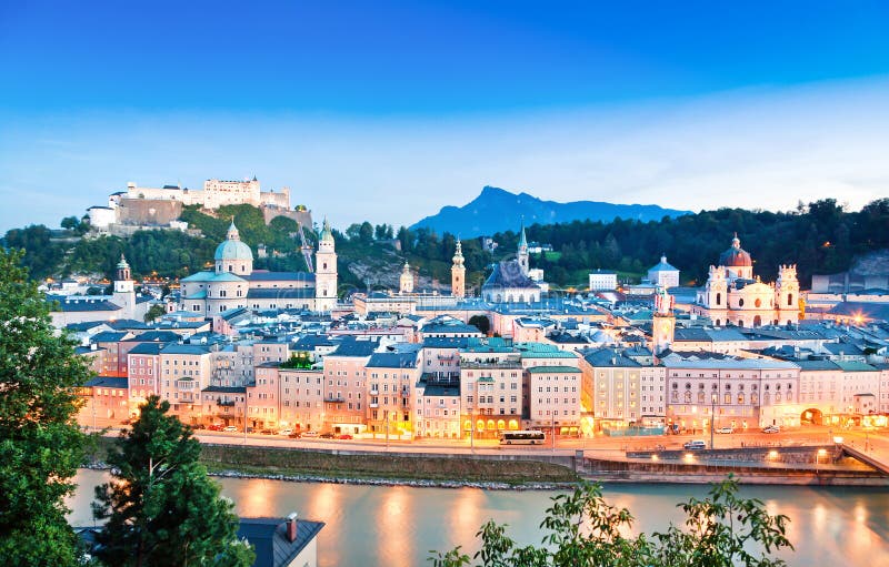 Горизонт Зальцбурга с рекой Salzach на сумраке, земле Salzburger, Австралии стоковые изображения Горизонт Зальцбурга с рекой Salzach на сумраке, земле Salzburger, Австралии стоковые изображения