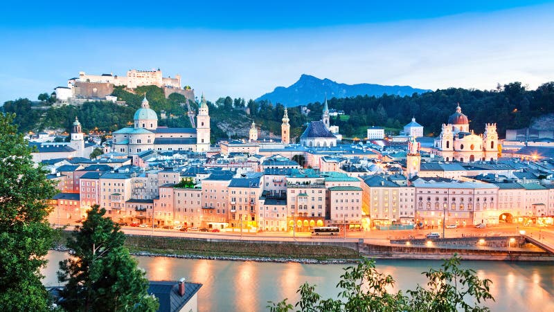 Горизонт Зальцбурга с рекой Salzach на сумраке, земле Salzburger, Австралии стоковые фото Горизонт Зальцбурга с рекой Salzach на сумраке, земле Salzburger, Австралии стоковые фото
