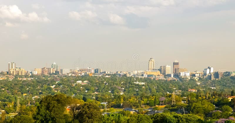 Горизонт зданий и жилого пригородного района в Sandton CBD Йоханнесбурге стоковая фотография Горизонт зданий и жилого пригородного района в Sandton CBD Йоханнесбурге стоковая фотография