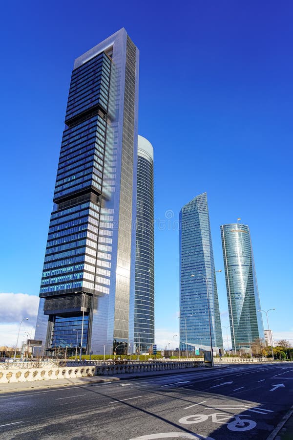 Горизонт Мадрида с башнями и бизнеса и небоскребы на небе солнечный день в синих и отсутствие людей или машин