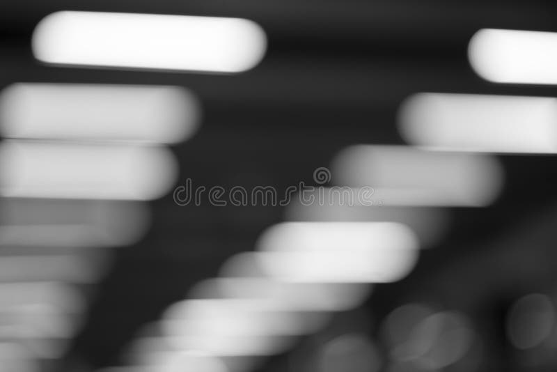 Горизонтальная черно-белая предпосылка bokeh ламп офиса стоковые фотографии rf Горизонтальная черно-белая предпосылка bokeh ламп офиса стоковые фотографии rf