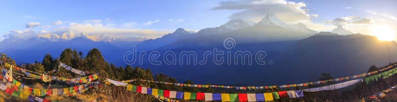 Горная цепь Annapurna и взгляд восхода солнца панорамы от Poonhill стоковое изображение rf Горная цепь Annapurna и взгляд восхода солнца панорамы от Poonhill стоковое изображение rf