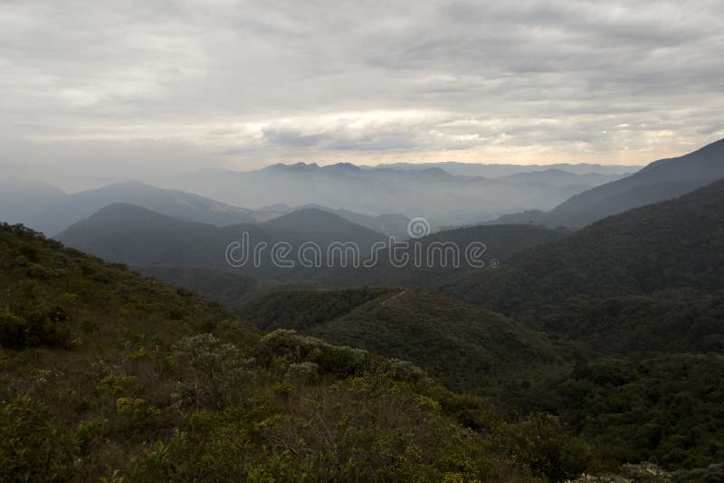 Горная цепь fina Serra с облаками в зиме gerais Бразилии мин горизонтальной стоковое фото Горная цепь fina Serra с облаками в зиме gerais Бразилии мин горизонтальной стоковое фото
