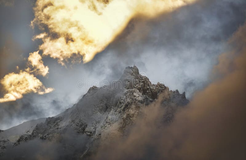 Горные пики Aiguilles через облака и голубое небо chamonix Франция стоковые изображения Горные пики Aiguilles через облака и голубое небо chamonix Франция стоковые изображения