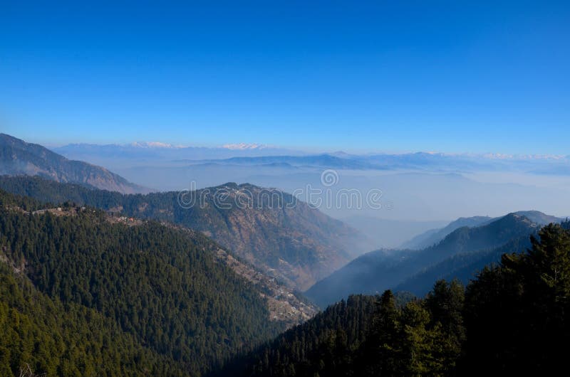 Горные пики Гималаев увиденные на дороге между Murree и Nathia Gali северным Пакистаном стоковое фото Горные пики Гималаев увиденные на дороге между Murree и Nathia Gali северным Пакистаном стоковое фото