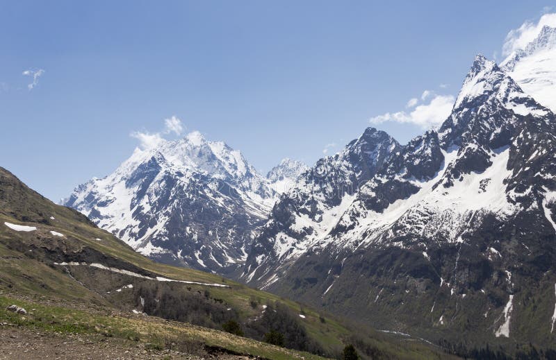 Горные пики и ледники Dombai 2008 зига утесистая Россия северного пика caucasus восхождения 3280 -го в апреле стоковая фотография rf Горные пики и ледники Dombai 2008 зига утесистая Россия северного пика caucasus восхождения 3280 -го в апреле стоковая фотография rf