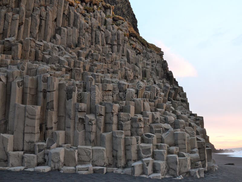 Горные породы Reynisdrangar на Reynisfjara приставают к берегу на восходе солнца, Halsanefhellir, Исландии стоковая фотография rf Горные породы Reynisdrangar на Reynisfjara приставают к берегу на восходе солнца, Halsanefhellir, Исландии стоковая фотография rf