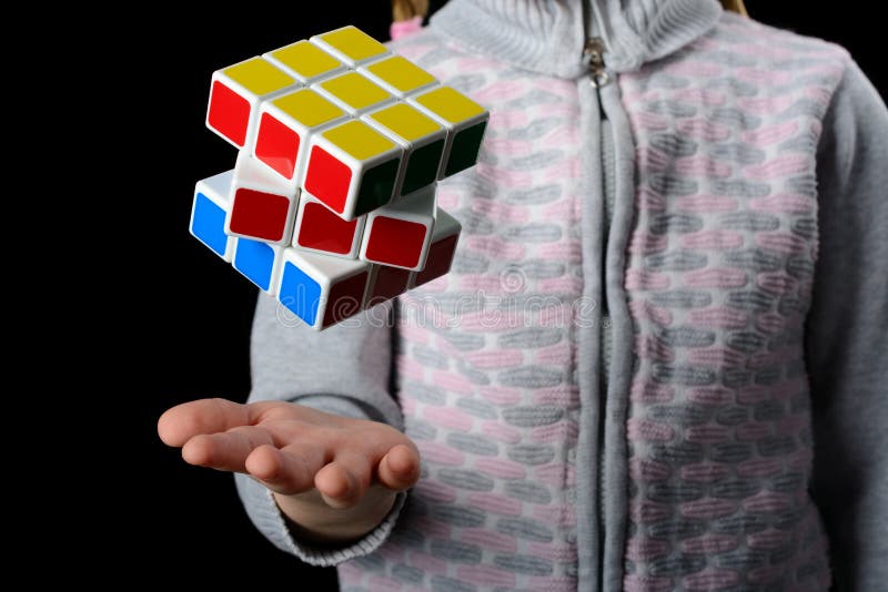 Город Almetyevsk, Россия - 7-ое февраля 2017: маленькая девочка держа куб ` s Rubik стоковое изображение Город Almetyevsk, Россия - 7-ое февраля 2017: маленькая девочка держа куб ` s Rubik стоковое изображение