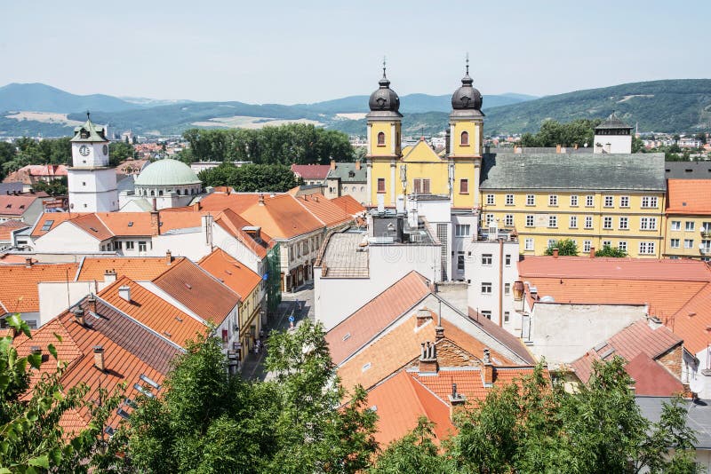 Город Trencin с церковью piarist Св.а Франциск Св. Франциск Xaversky, Slov стоковое изображение rf Город Trencin с церковью piarist Св.а Франциск Св. Франциск Xaversky, Slov стоковое изображение rf