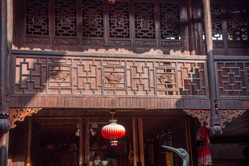 Enshi Enshi City is located in the northwest, a small place called the place of Hill Bay. Covers an area of ​​300 acres. Including the gatehouse, Boasting, Lin Jun temple, school field, Tujia Nationality, toast Palace - nine into the hall, the walls, Bell Tower, the garden, the white tiger statue, Crouching Tiger Bridge, Waterside restaurants, such as National Art 30 I attractions. Chieftain system is central feudal dynasty in the history of the ethnic minority areas, the implementation of a management system of vested political center of power autonomy. Chieftain system Tujia area, then starting in the Yuan Dynasty Qing Yongzheng beyond 13 years, Chieftain, after the Yuan, Ming and Qing Dynasty, around 450 years. Relations with the Central toast feudal dynasty, is the toast of the central feudal dynasty tribute to concede defeat, the canonization of the implementation of the central dynasty toast, granted autonomy. Nothing central dynasty toast land territory, the population does not enter the central dynasty residence, life and death in the palm, dominating one. Toast King: tyrant is actually a place. Enshi Enshi City is located in the northwest, a small place called the place of Hill Bay. Covers an area of ​​300 acres. Including the gatehouse, Boasting, Lin Jun temple, school field, Tujia Nationality, toast Palace - nine into the hall, the walls, Bell Tower, the garden, the white tiger statue, Crouching Tiger Bridge, Waterside restaurants, such as National Art 30 I attractions. Chieftain system is central feudal dynasty in the history of the ethnic minority areas, the implementation of a management system of vested political center of power autonomy. Chieftain system Tujia area, then starting in the Yuan Dynasty Qing Yongzheng beyond 13 years, Chieftain, after the Yuan, Ming and Qing Dynasty, around 450 years. Relations with the Central toast feudal dynasty, is the toast of the central feudal dynasty tribute to concede defeat, the canonization of the implementation of the central dynasty toast, granted autonomy. Nothing central dynasty toast land territory, the population does not enter the central dynasty residence, life and death in the palm, dominating one. Toast King: tyrant is actually a place.