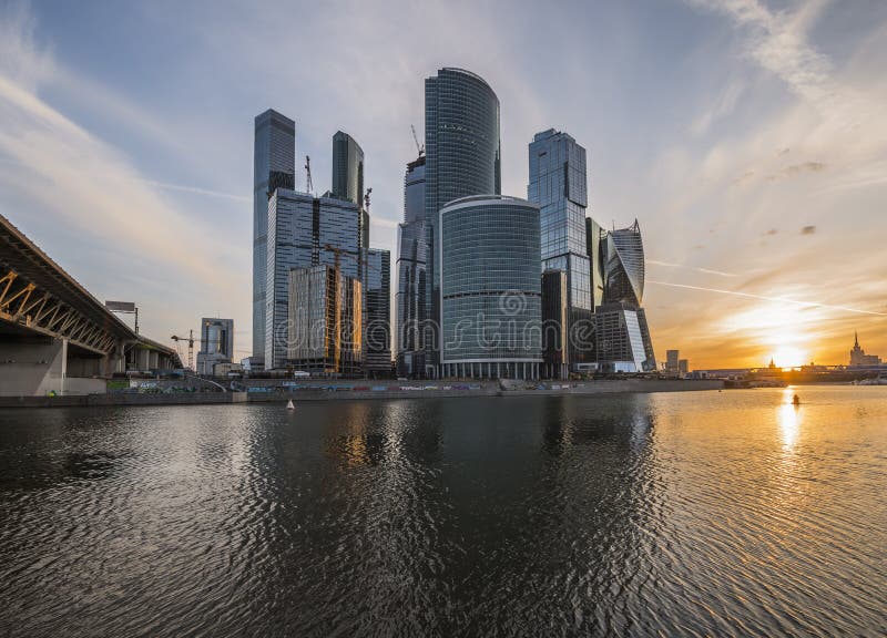 Город Москвы делового центра на восходе солнца стоковые изображения Город Москвы делового центра на восходе солнца стоковые изображения