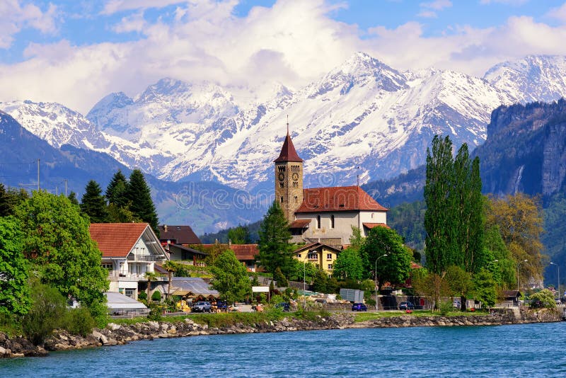 Городок Brienz около Интерлакена и снега покрыл горы Альпов, Swi стоковые изображения Городок Brienz около Интерлакена и снега покрыл горы Альпов, Swi стоковые изображения
