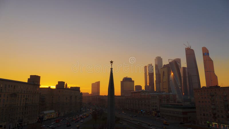 Городская дорога с автомобилями и пешеходами Россией Москвой акции видеоматериалы
