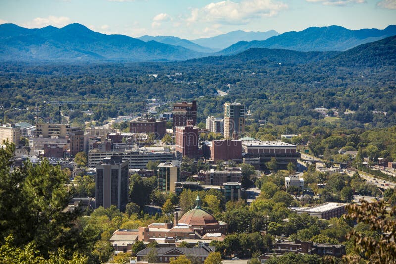 Городские Asheville, Северная Каролина и горы голубого Риджа стоковая фотография Городские Asheville, Северная Каролина и горы голубого Риджа стоковая фотография