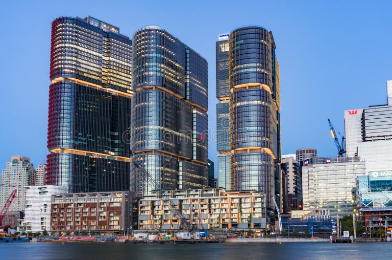 Городской пейзаж Сиднея с зданиями Barangaroo на сумраке стоковое фото Городской пейзаж Сиднея с зданиями Barangaroo на сумраке стоковое фото