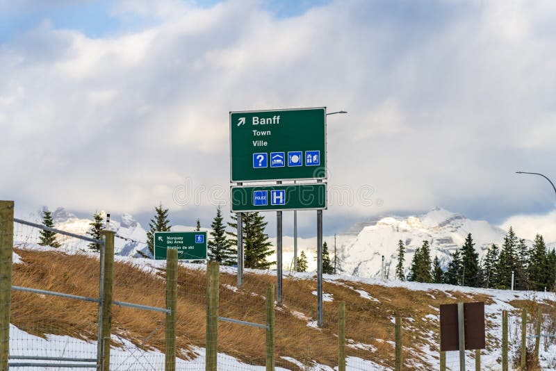 Город дорожного знака banff. Автомагистраль transcanada. Национальный парк banff стоковое фото