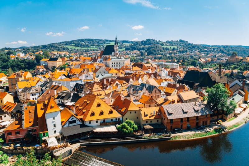 Городок Cesky Krumlov старые и река Влтавы на чешском стоковое фото rf Городок Cesky Krumlov старые и река Влтавы на чешском стоковое фото rf