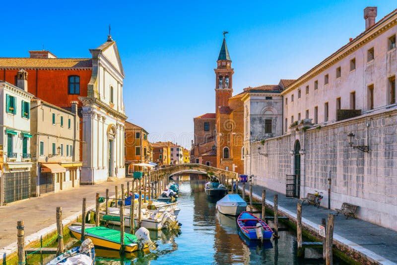 Городок Chioggia в венецианских лагуне, канале воды и церков Венето