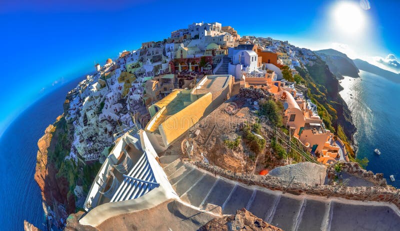 Городок Oia на острове Santorini, Греции Традиционные и известные дома и церков с голубыми куполами над кальдерой стоковое изображение rf Городок Oia на острове Santorini, Греции Традиционные и известные дома и церков с голубыми куполами над кальдерой стоковое изображение rf