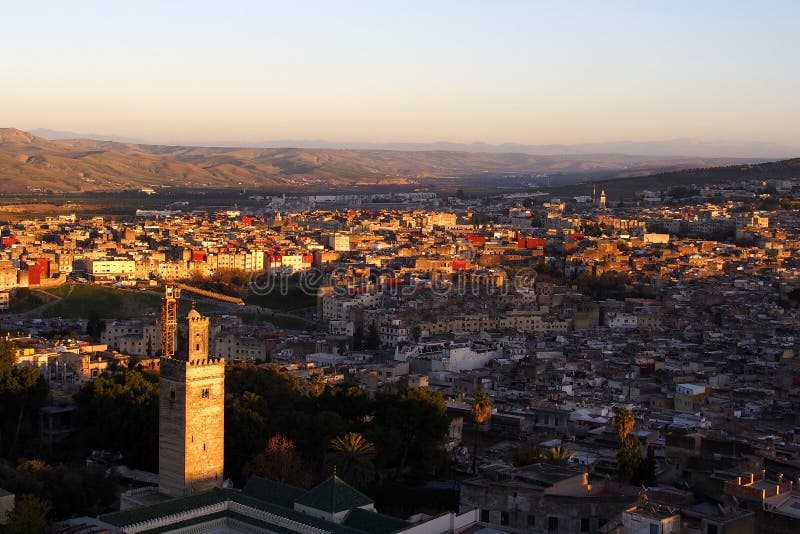 Городской пейзаж Fes Marocco на заходе солнца стоковая фотография rf Городской пейзаж Fes Marocco на заходе солнца стоковая фотография rf