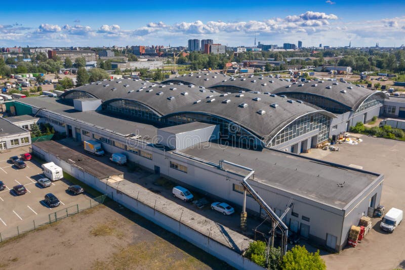 Городской пейзаж лета современного европейского города. Верхняя точка зрения беспилотника склада. стоковые фото