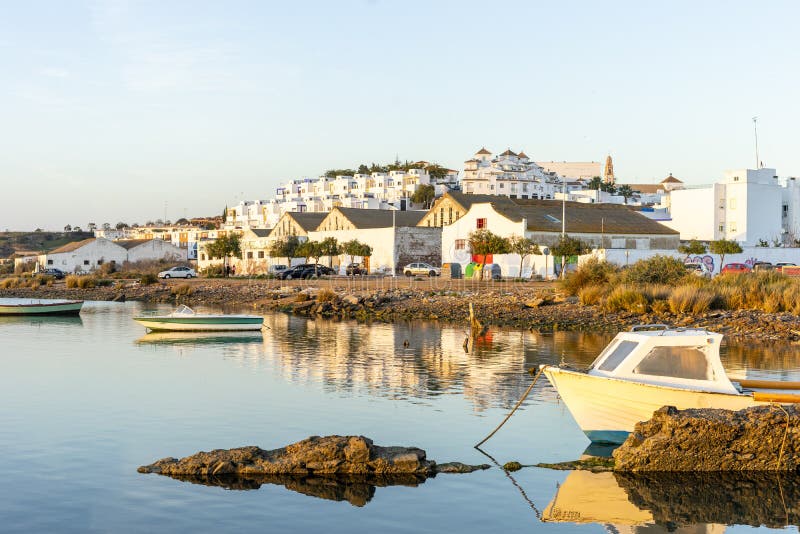 Городской пейзаж со шлюпками рыболовов, Андалусия Ayamonte, Испания стоковая фотография Городской пейзаж со шлюпками рыболовов, Андалусия Ayamonte, Испания стоковая фотография