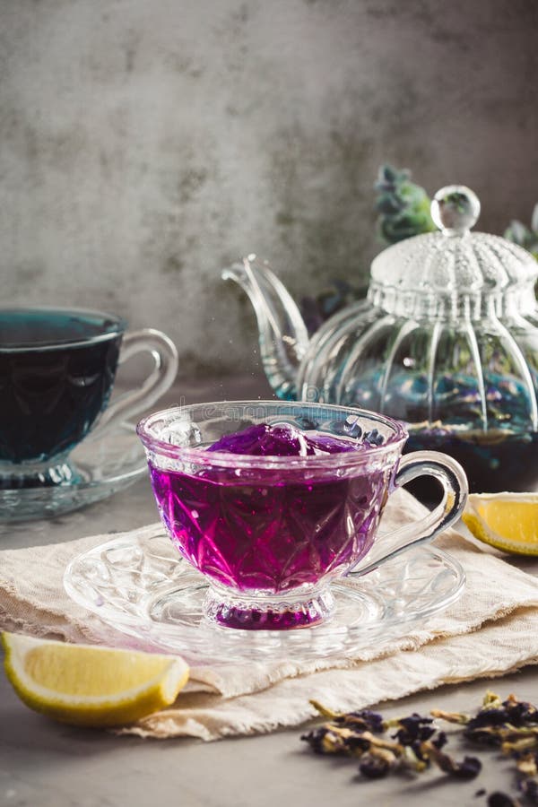 горошек цветочный чай в красивой стеклянной чашке