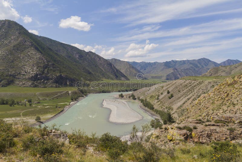 Горы Altai Река Katun. Панорамный вид реки Katun горы Altai Место стечения рек Katun и Chuya r