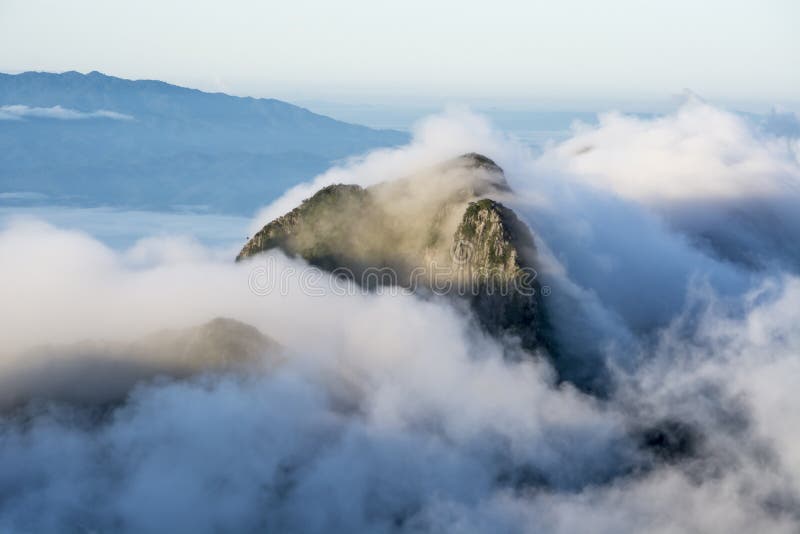 Горы Phi Nong Doi Сэм над облаками с морем тумана на Doi Luang Chiang Dao стоковое изображение rf