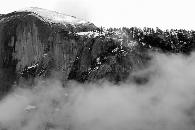 Горы Snowy Yosemite - черно-белые стоковая фотография Горы Snowy Yosemite - черно-белые стоковая фотография