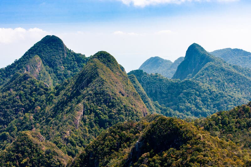 Горы с тропическим зеленым лесом и голубым небом, островом Langkawi, Азией стоковые изображения Горы с тропическим зеленым лесом и голубым небом, островом Langkawi, Азией стоковые изображения