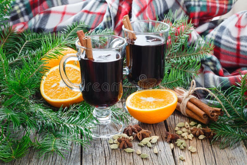 Горячее обдумыванное вино в мужских руках, специях на выдержанном ...